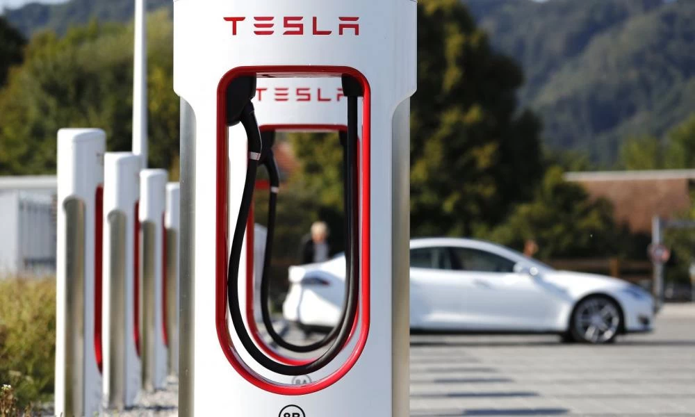 Ταχυφορτιστής Tesla: Με 3 λεπτά φόρτιση 120 χιλιόμετρα